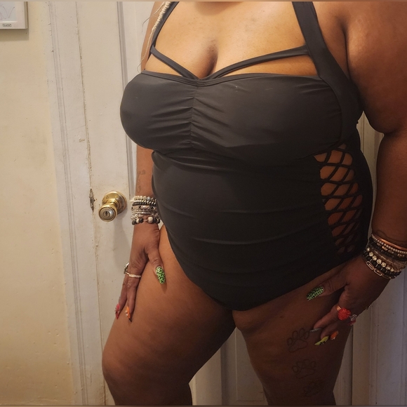 24 [Ashley Graham x Swimsuits For All] Cutout 1pc Swimsuit -Has underwire - Picture 2 of 12